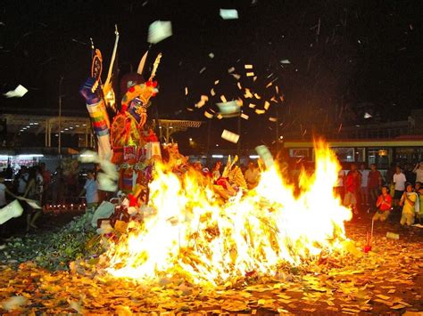  The Hungry Ghost Festival : Un conte malaisien qui explore les liens entre le monde des vivants et celui des esprits ?